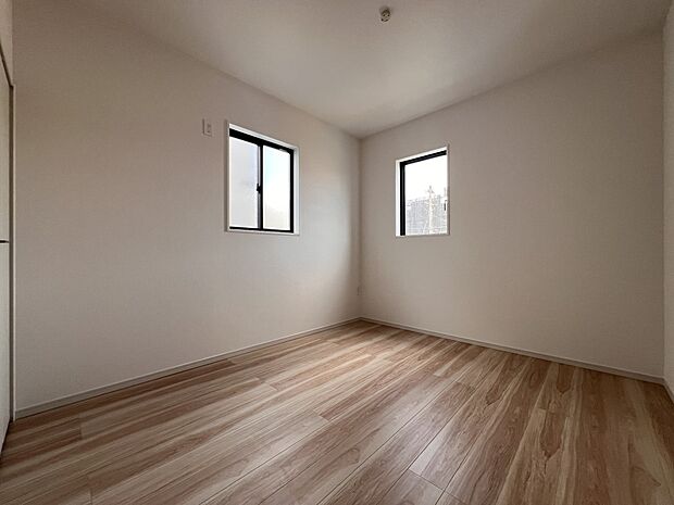 【洋室】洋室6.2帖　2面採光の明るい居室です