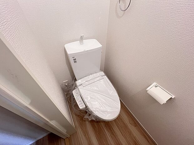 【トイレ】トイレは各階にご用意　ウォシュレット機能付き