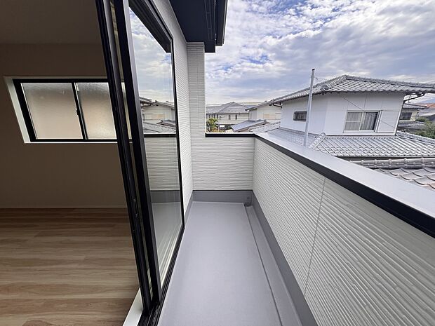 【バルコニー】南向きの陽当たり良好なバルコニー