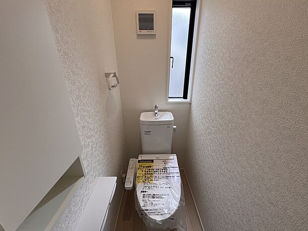 【トイレ】トイレは各階にご用意。ウォシュレット機能付き(2号棟)