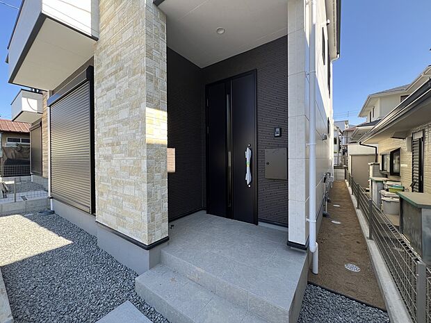 【現地外観写真】玄関アプローチ(2号棟)