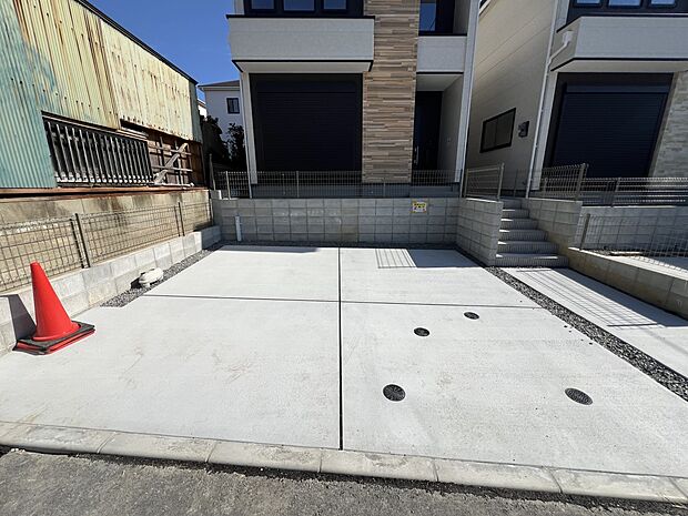 【駐車場】カースペースは並列駐車2台分（1号棟）