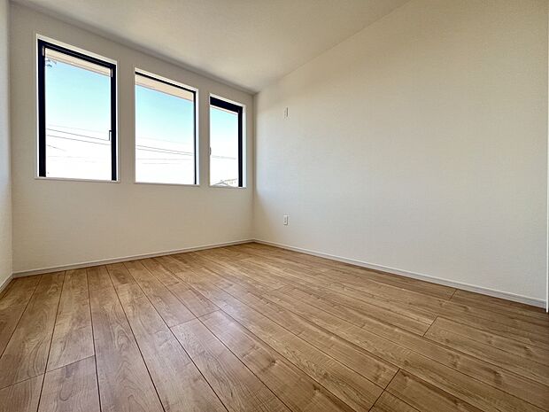 【洋室】洋室5.7帖　小窓が並ぶお洒落なお部屋です(1号棟)