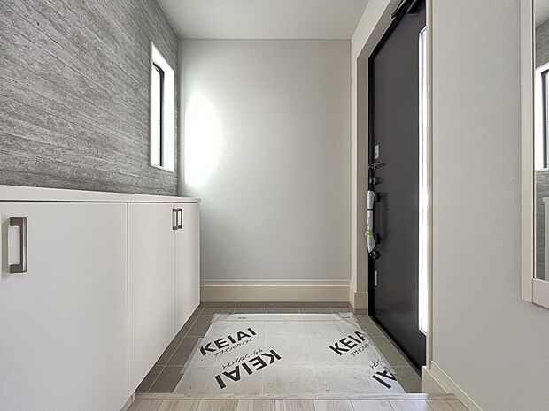 【玄関】シューズボックス、姿見付きの玄関