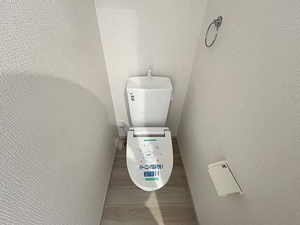 【トイレ】トイレは各階にご用意。ウォシュレット機能付き