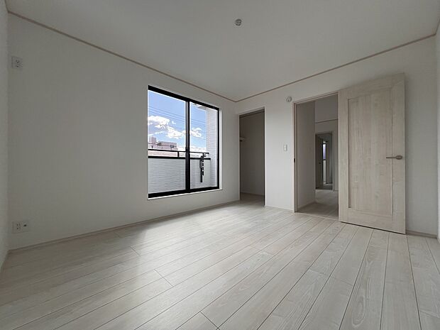 【洋室】洋室7帖　ウォークインクローゼット、バルコニー付の広めの居室