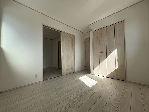 【洋室】洋室5.25帖　物入収納スペース付