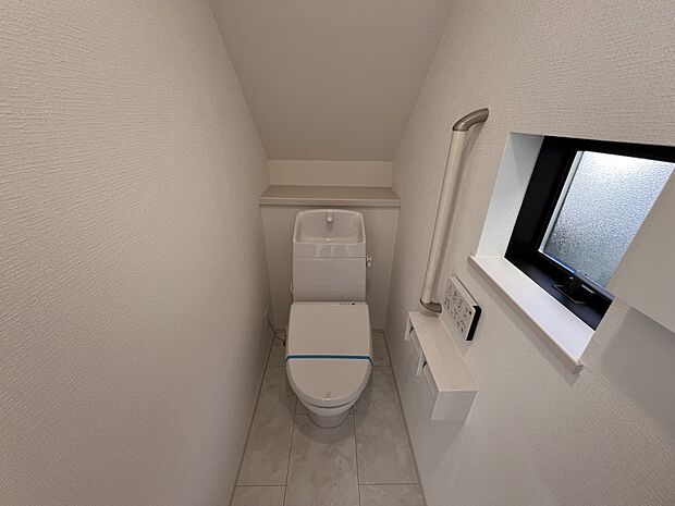 【トイレ】トイレは1、2階ともにございます。換気に便利な小窓も付いています