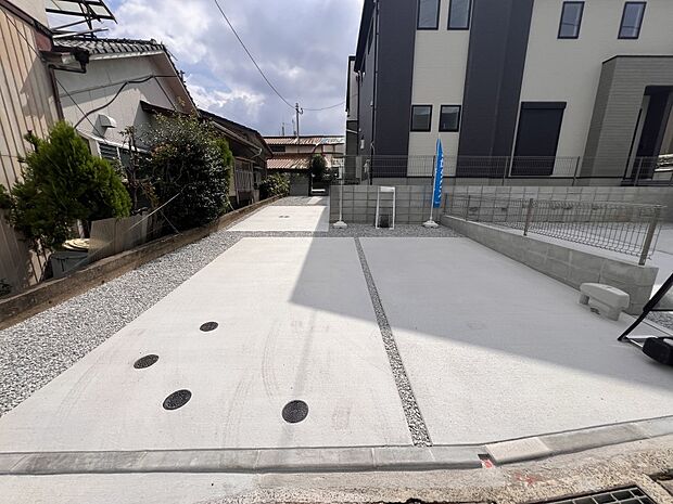 【駐車場】お車は2台駐車可能です(1号棟)