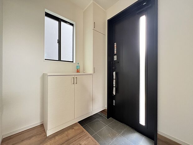 【玄関】シューズボックス付きの明るい玄関(1号棟)