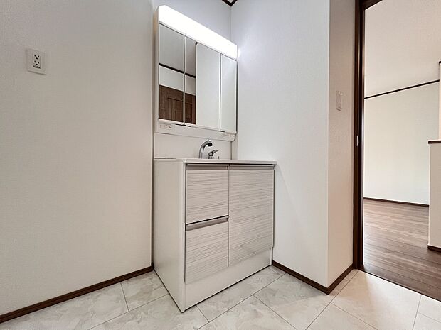 【洗面台・洗面所】三面鏡仕様の洗面化粧台(A号棟)