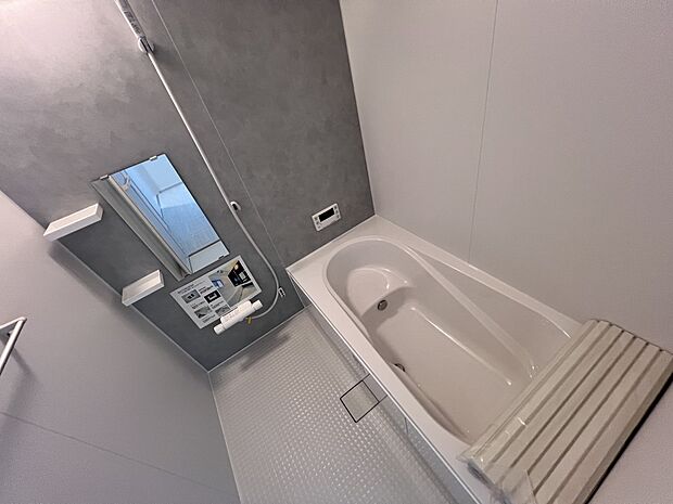 【同仕様写真(浴室)】1坪タイプのバスルームでゆったりとくつろげます。オートバス機能付き(同仕様)
