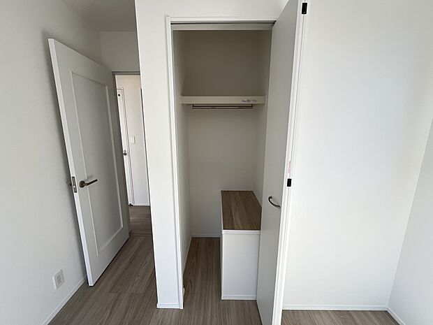 【収納】全居室に収納スペースを完備しております(A号棟)