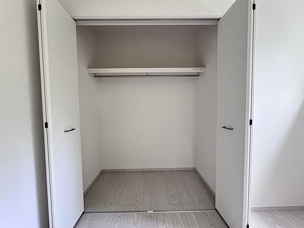 【同仕様写真(その他内観)】クローゼット収納(同仕様)