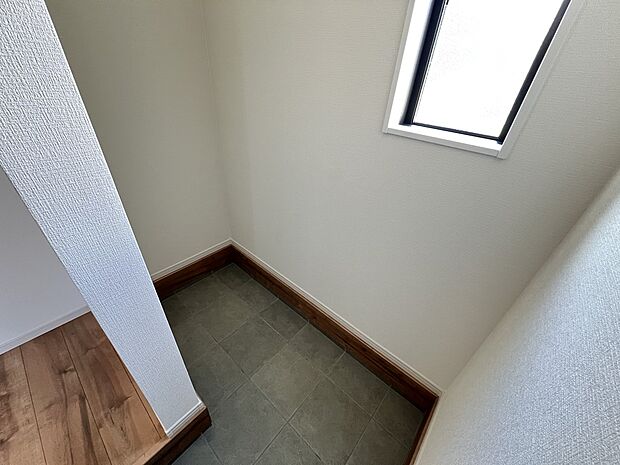 【収納】換気に便利な小窓付きのシューズインクローク