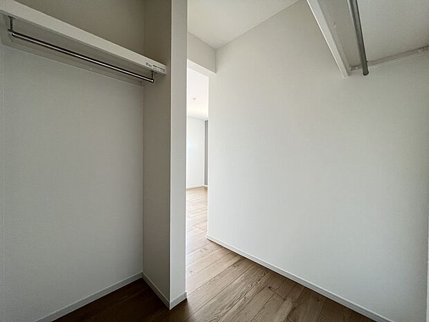 【ウォークインクローゼット】ハンガーパイプ付きのウォークインクローゼット