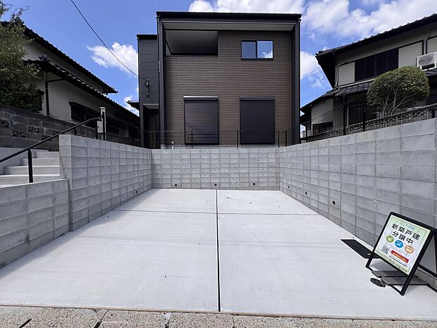 【駐車場】お車は2台並列で駐車可能です