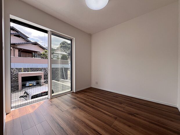 【洋室】リビングに隣接する4.5帖の洋室