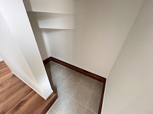 【収納】ベビーカーやアウトドアグッズ等の収納に役立つ土間収納