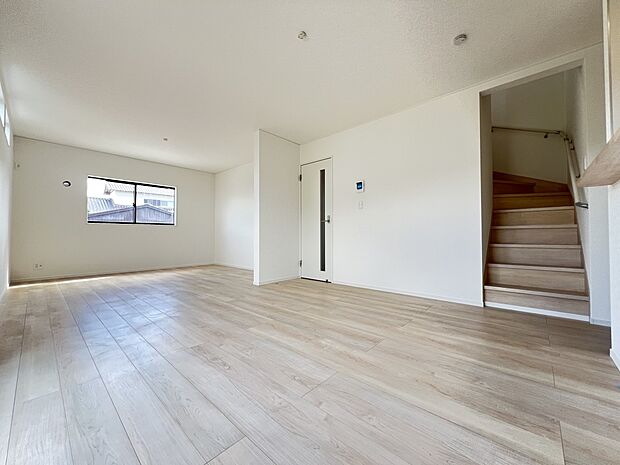 【リビング】LDK20帖 広々としたリビングは家族団らんにピッタリの空間です(1号棟)