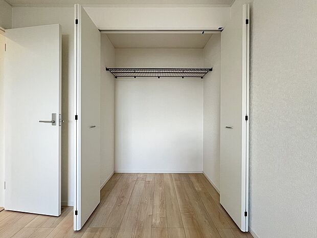 【収納】2階の全居室に収納スペースを完備しております(1号棟)