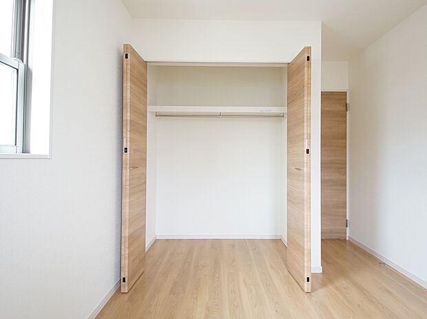 【同仕様写真(その他内観)】クローゼット収納(2号棟同仕様)