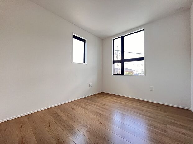 【洋室】洋室5.7帖　2階の居室は全室二面採光＋収納完備！(3号棟)