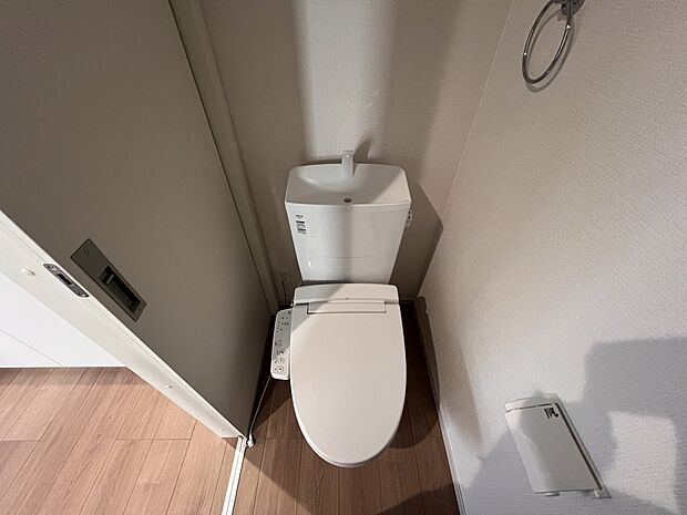 【トイレ】トイレは1、2階ともにございます　ウォシュレット機能付き