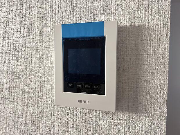 【防犯設備】TVモニター付きインターホン　手放し通話ができ、  送話表示灯で送話・受話状態が確認できます