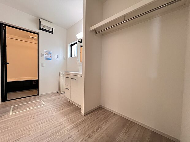 【洗面台・洗面所】脱衣所にはハンガーパイプ付きの収納スペース付きです(1号棟)