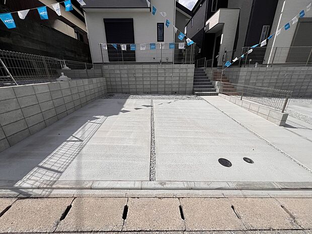 【駐車場】お車は2台駐車可能です(1号棟)