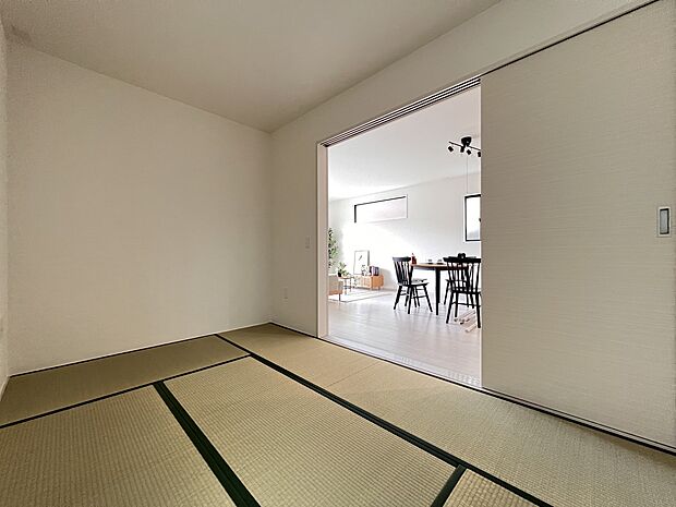 【和室】リビング続き間の和室5帖 ホッと一息つける癒しの空間です(1号棟)