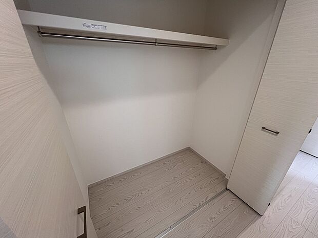 【収納】2階ホールにも収納スペースをご用意(1号棟)