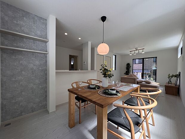 【リビング】LDK19帖　広々としたリビングは家族団らんにピッタリの空間です