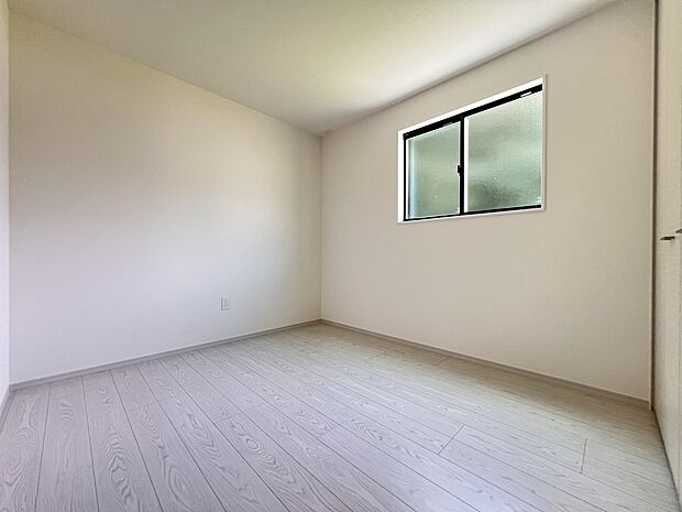 【洋室】洋室5.2帖　お子さまの居室にちょうど良い広さです