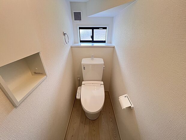 【トイレ】トイレは各階にご用意。ウォシュレット機能付き