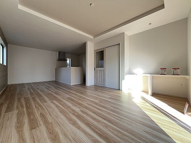 【リビング】折上天井仕様で明るくお洒落な空間を演出します(1号棟)