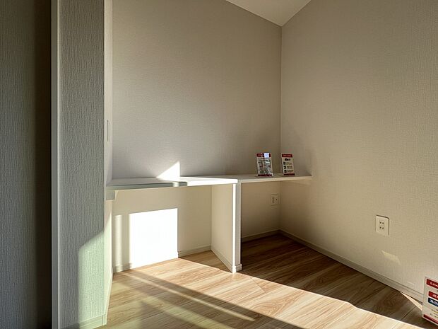 【リビング】リビングにはスタディカウンターを完備しております(1号棟)