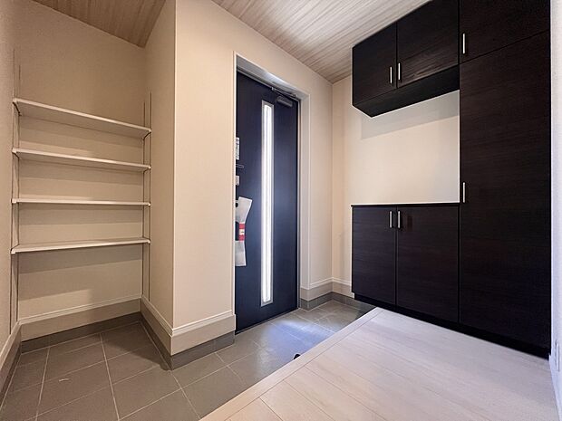 【玄関】収納スペース豊富な広めの玄関(1号棟)