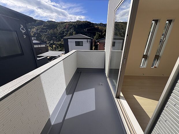 【バルコニー】7帖の洋室から出入り可能なバルコニー　陽当り良好！(1号棟)