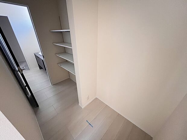 【収納】キッチンと洗面室から出入り可能なパントリー　可動棚付きです(1号棟)