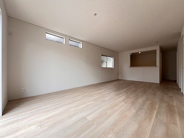 【リビング】LDK21.2帖 広めのリビングは家族団らんにピッタリの空間です