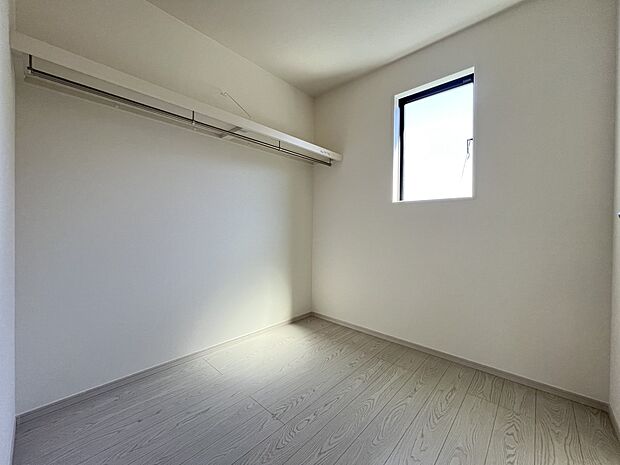 【収納】2階にはファミリークロークを完備しております(2号棟)