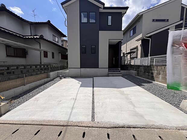 【駐車場】お車は2台並列で駐車可能です