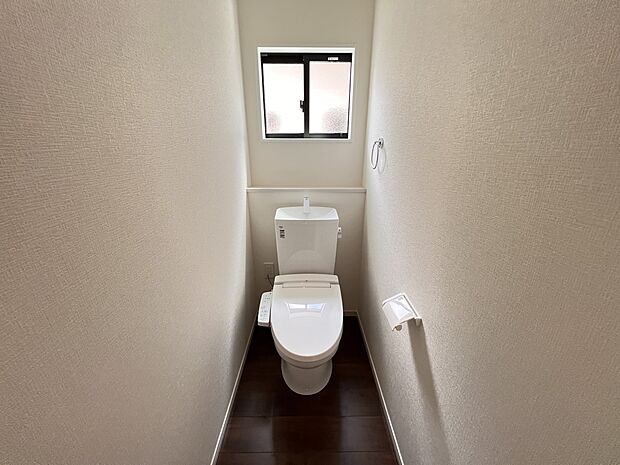 【トイレ】トイレは各階にご用意。ウォシュレット機能付き