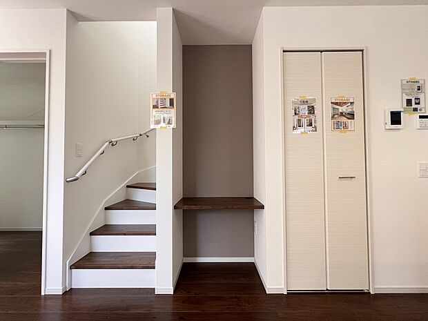 【リビング】スタディカウンター、パントリー付きのリビング