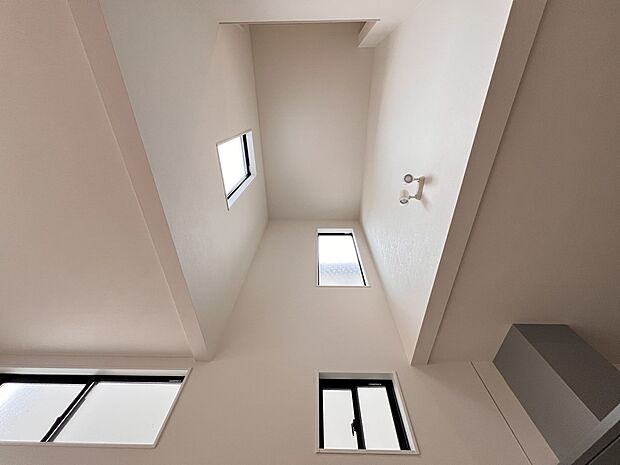 【その他内観】リビング上部は開放感溢れる吹き抜け空間（2号棟）