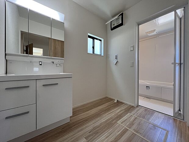 【同仕様写真(その他内観)】三面鏡仕様の洗面化粧台(2号棟同仕様)