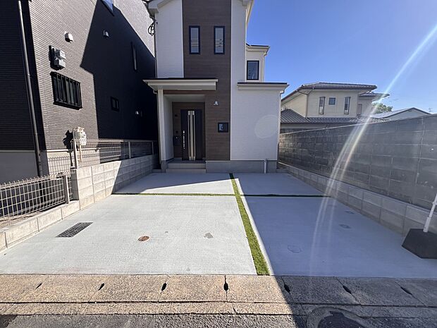 【駐車場】お車は2台並列で駐車可能です(A号棟)