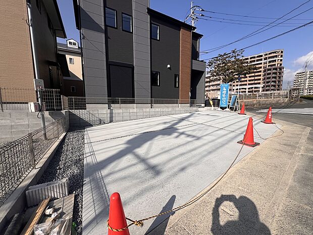 【駐車場】お車は3台駐車可能です